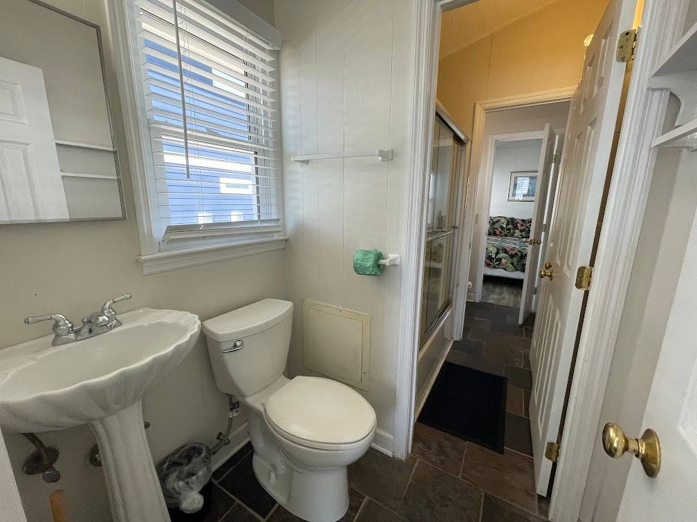 Bath between bedrooms 1 and 2 Bath between bedrooms 1 and 2