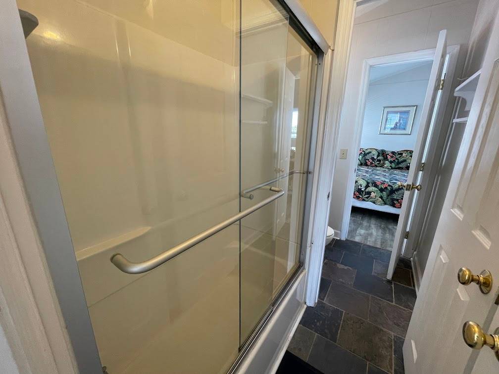 Bath between bedrooms 1 and 2 Bath between bedrooms 1 and 2