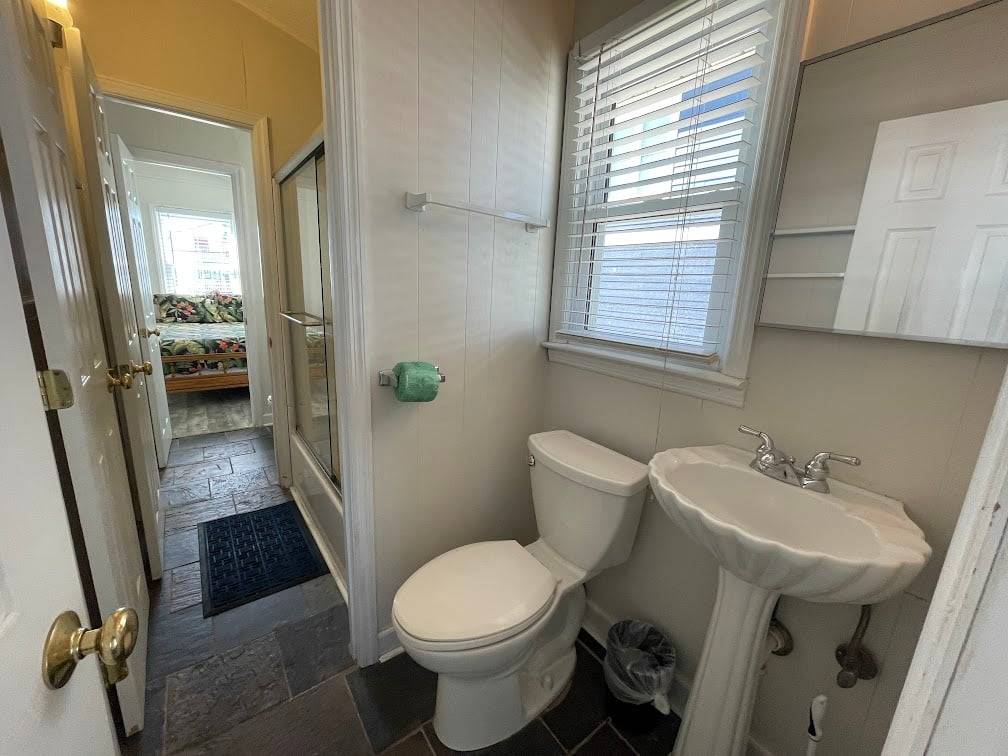 Bath between bedrooms 1 and 2 Bath between bedrooms 1 and 2
