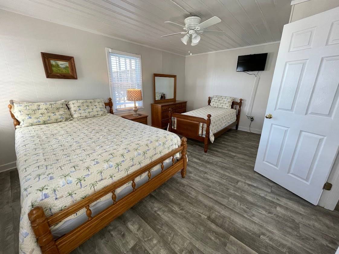 Bedroom 4 - Queen, Single Bedroom 4 - Queen, Single