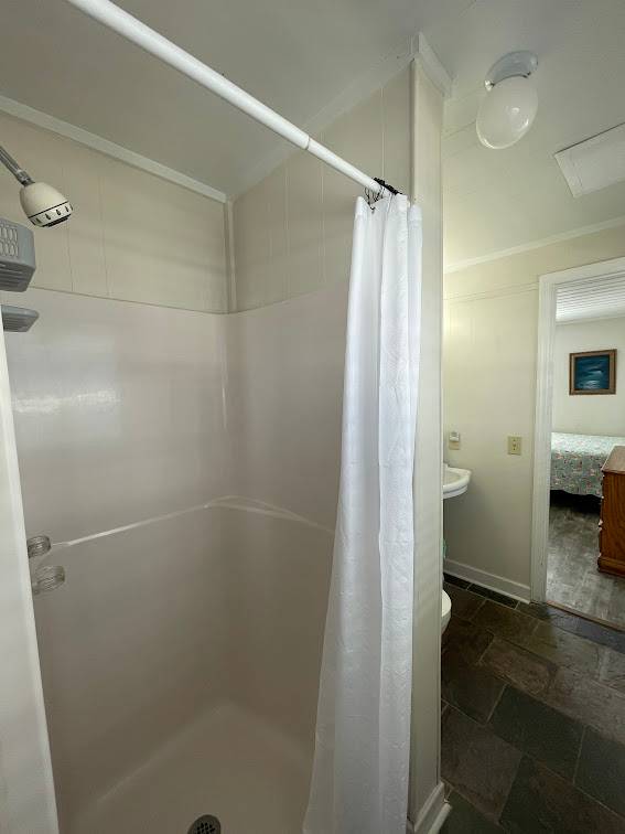 Bath shared between bedrooms 3 and 4 Bath shared between bedrooms 3 and 4