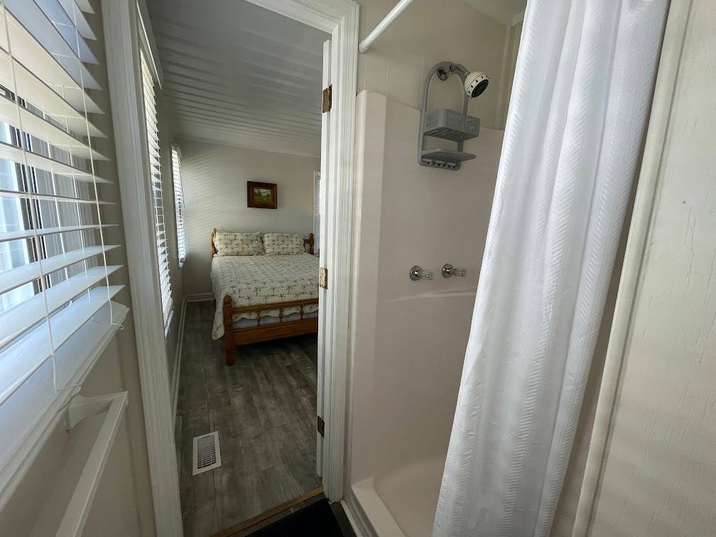 Bath shared between bedrooms 3 and 4 Bath shared between bedrooms 3 and 4