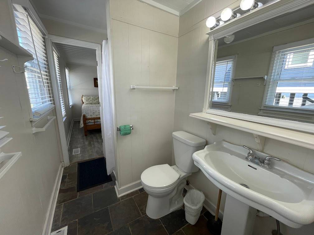 Bath shared between bedrooms 3 and 4 Bath shared between bedrooms 3 and 4