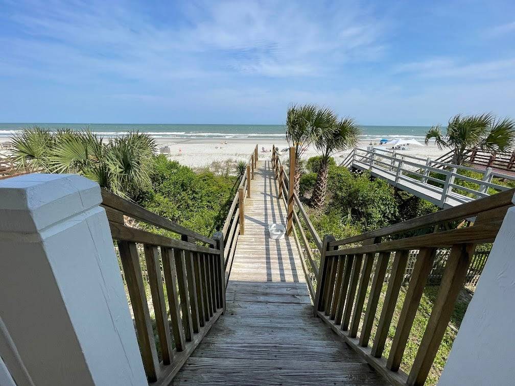 Oceanfront with Beach Access & a Community Pool! Oceanfront with Beach Access & a Community Pool!