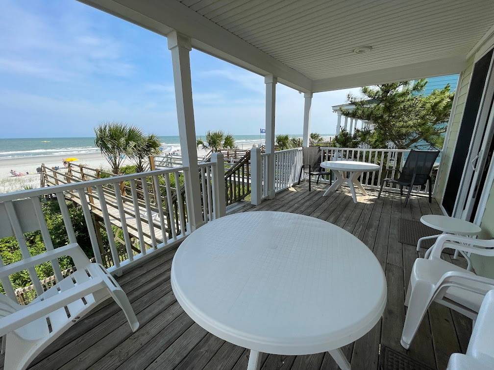 Great spot to hang out or dine al fresco! Great spot to hang out or dine al fresco!