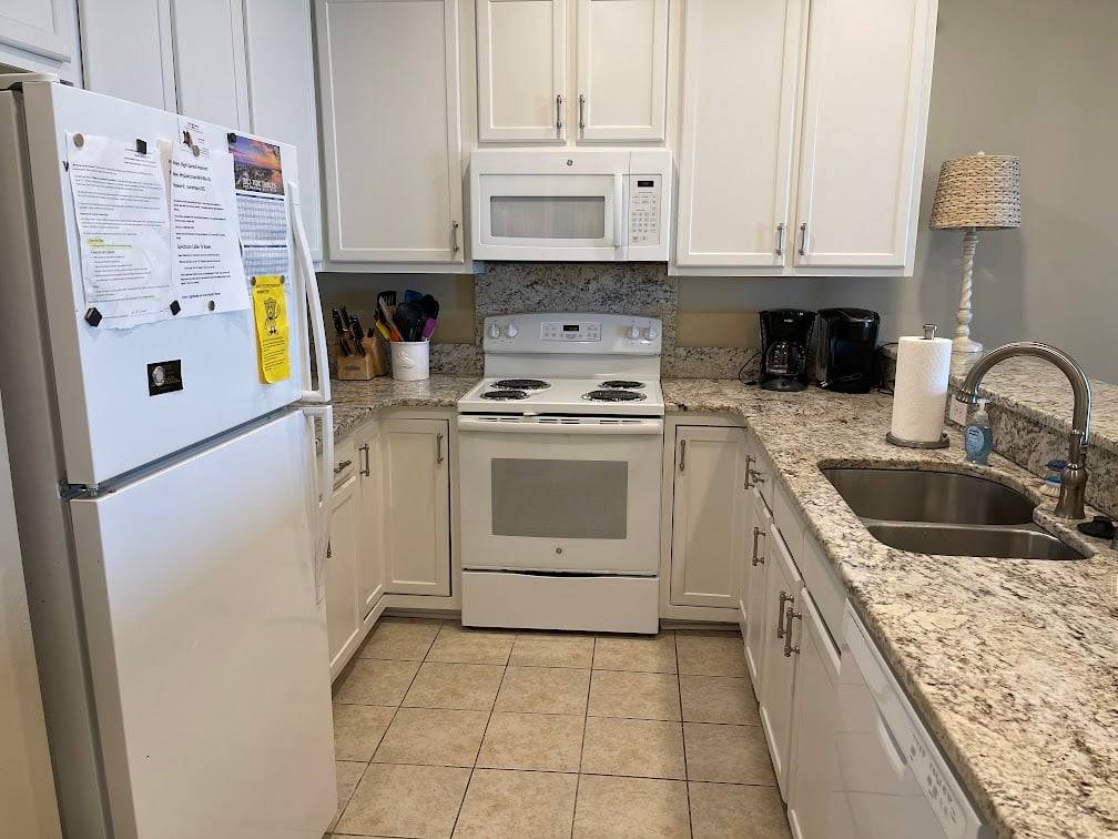 Spacious, Well Equipped Kitchen Spacious, Well Equipped Kitchen