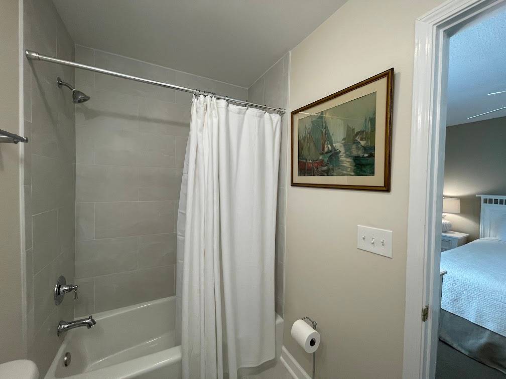 Tub/Shower Combo Tub/Shower Combo