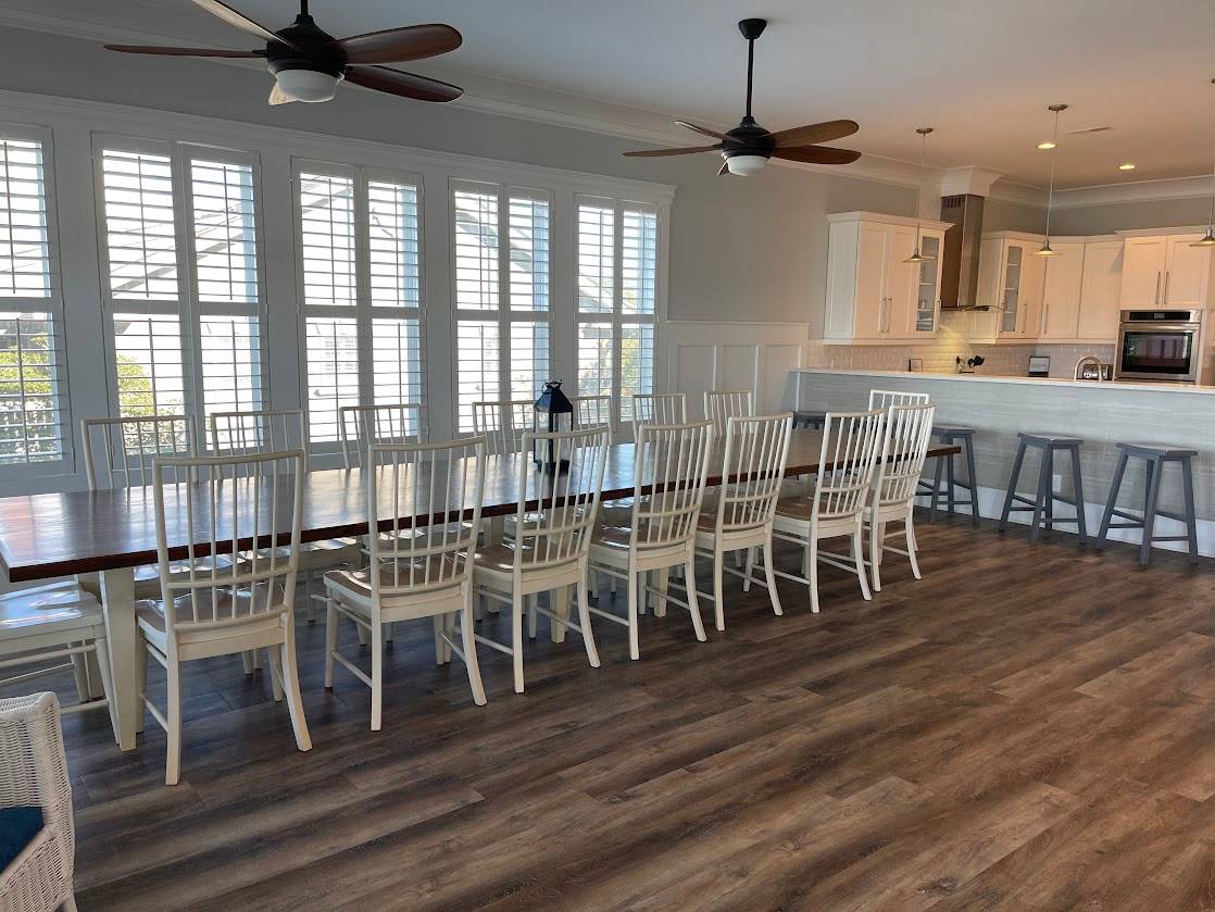Table for 16 plus bar seating for 6 Table for 16 plus bar seating for 6