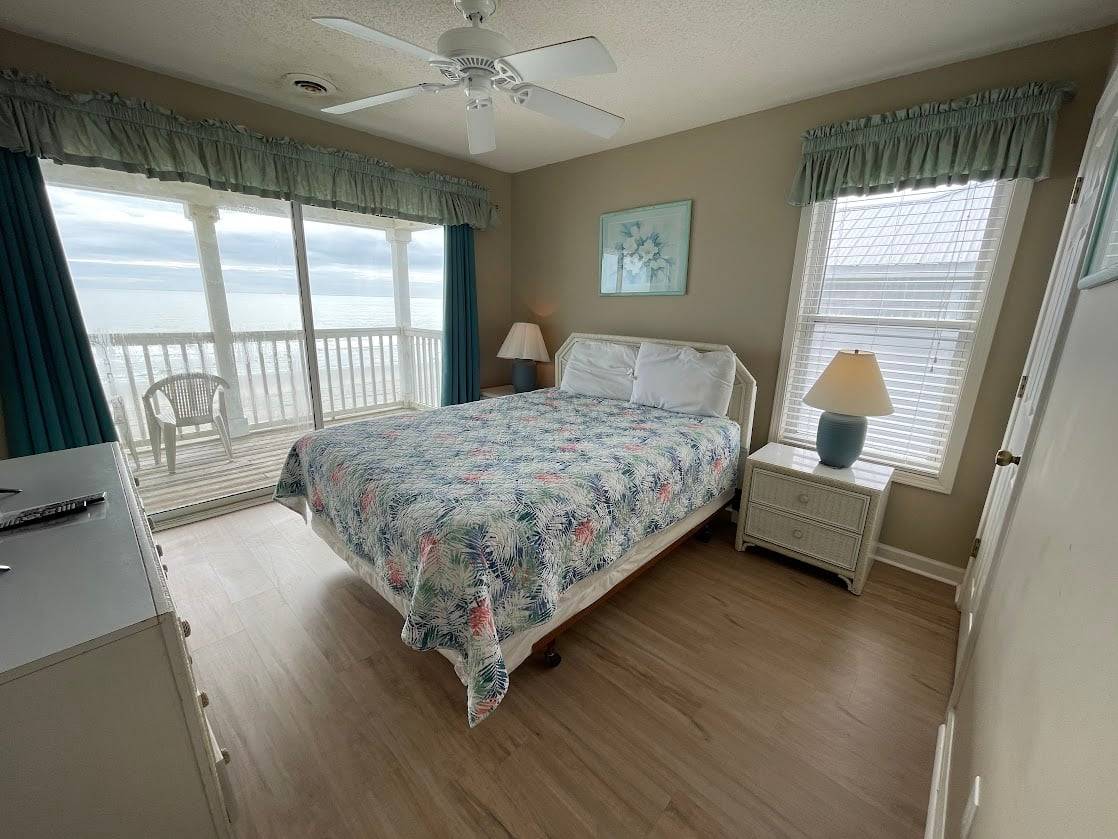 Bedroom 4 Up (1 Queen) Bedroom 4 Up (1 Queen)
