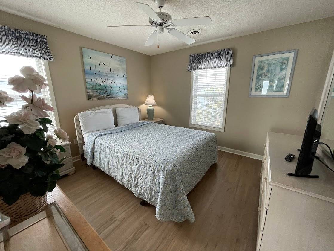 Bedroom 3 Up (1 Queen) Bedroom 3 Up (1 Queen)