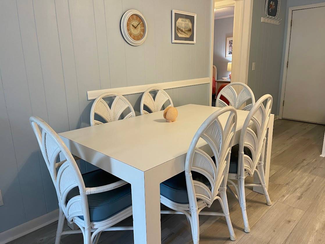 Perfect space for family meals and playing games! Perfect space for family meals and playing games!