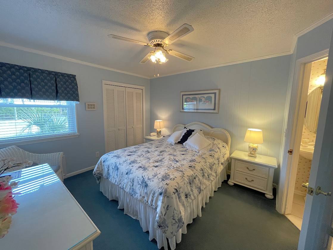 Bedroom 2 - 1 Queen Bed Bedroom 2 - 1 Queen Bed