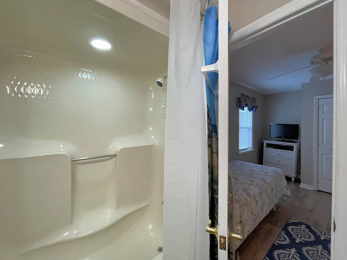 Tub/Shower Combo Tub/Shower Combo