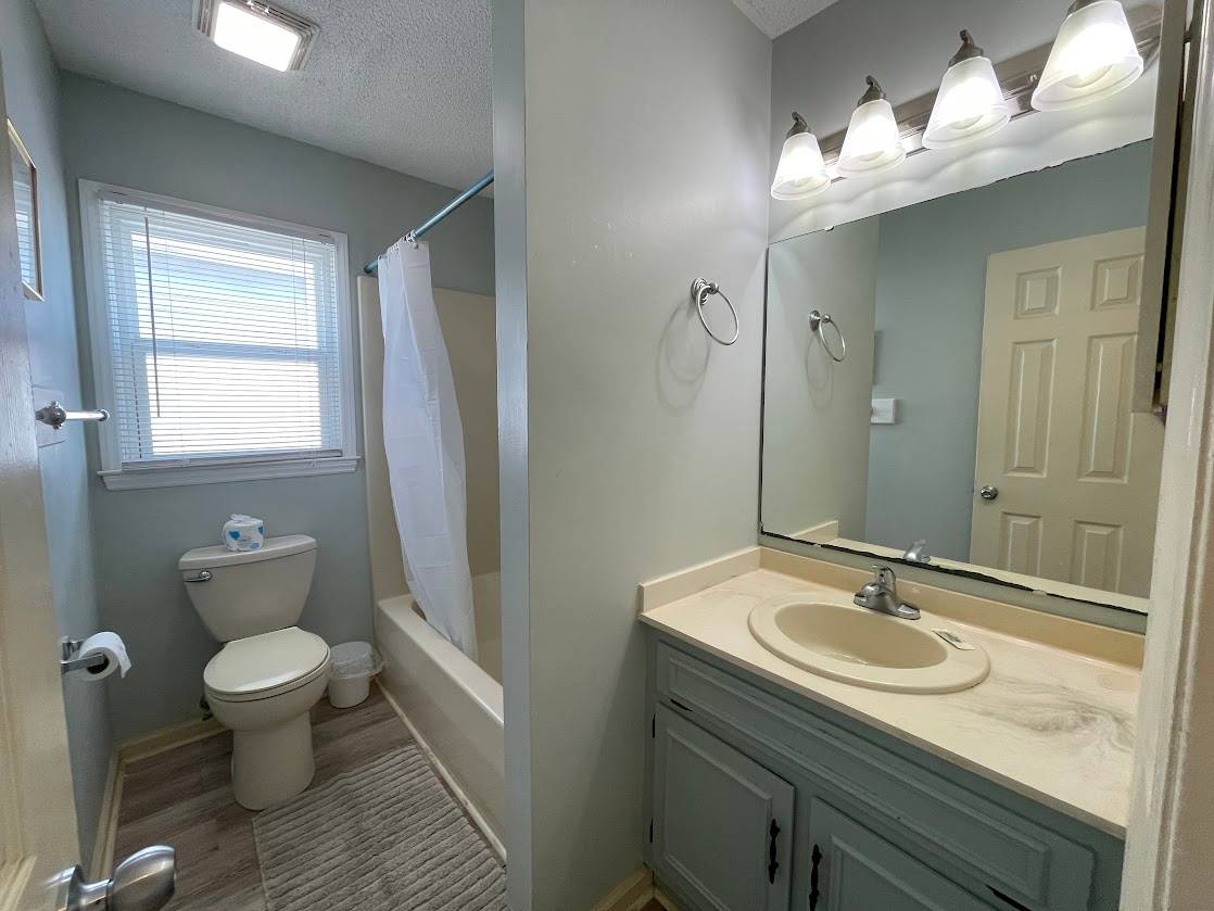 Hall bath between bedrooms 1 and 2 Hall bath between bedrooms 1 and 2