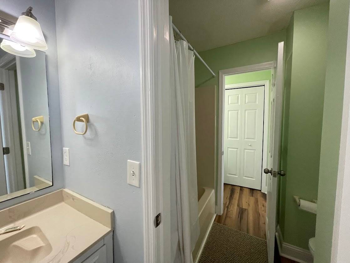 Shared bath between bedrooms 4 and 5 (Share toilet and tub/shower combo) Shared bath between bedrooms 4 and 5 (Share toilet and tub/shower combo)