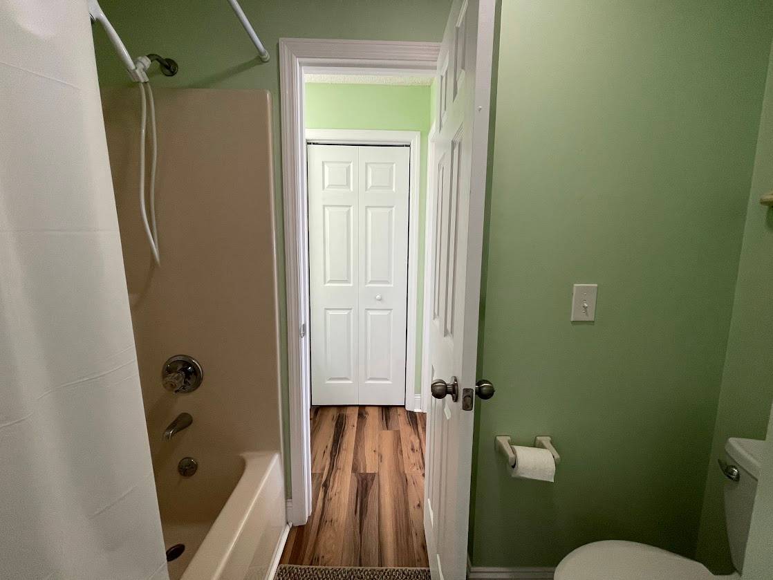 Shared bath between bedrooms 4 and 5 (Share toilet and tub/shower combo) Shared bath between bedrooms 4 and 5 (Share toilet and tub/shower combo)