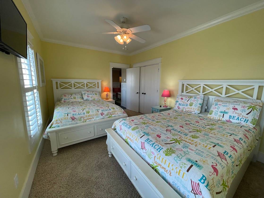 Bedroom 7 - 2 Queens Bedroom 7 - 2 Queens