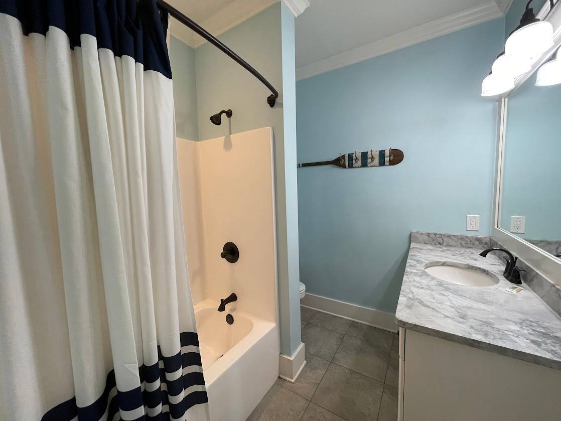 Bath 6 Second level (access from hall and bedroom 6) Bath 6 Second level (access from hall and bedroom 6)