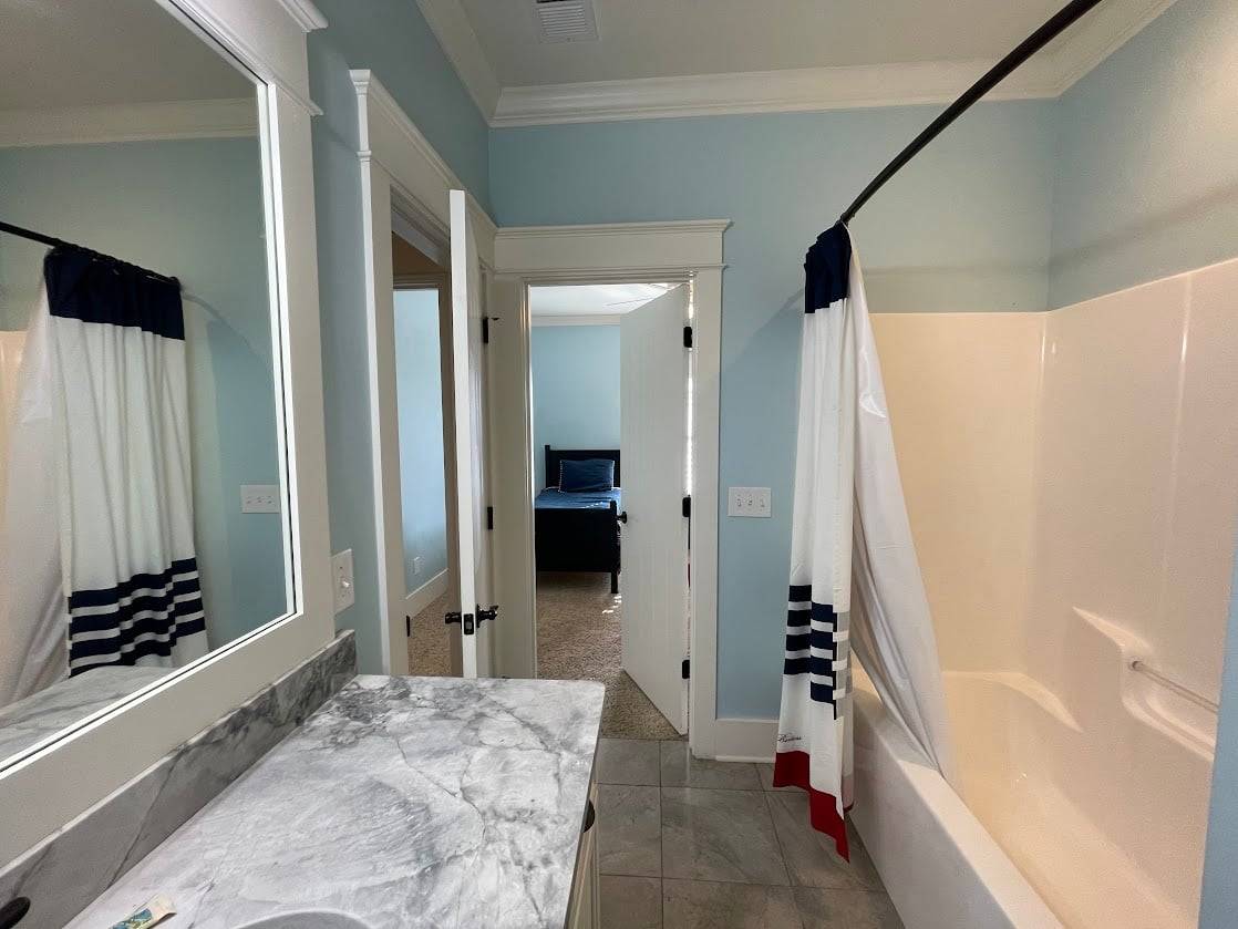 Bath 6 (access from hall and bedroom 6) Bath 6 (access from hall and bedroom 6)