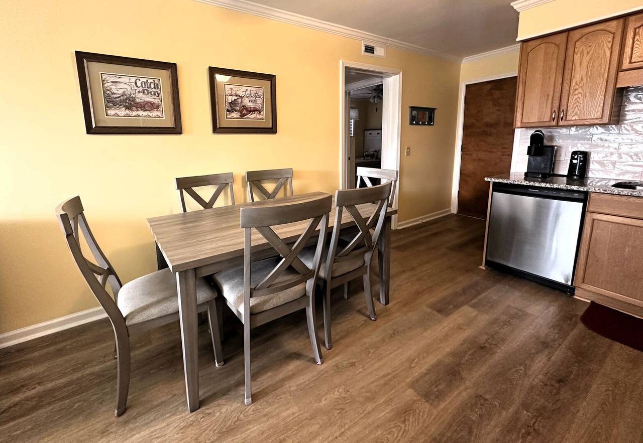 Table for dining in or family games! Table for dining in or family games!