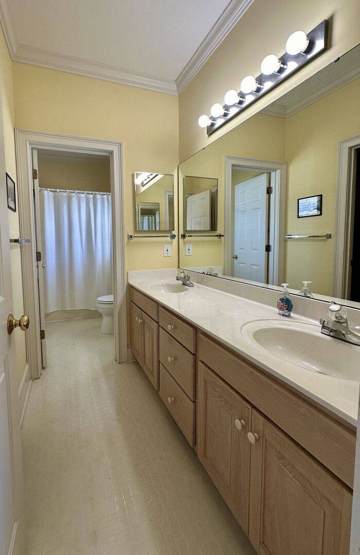 Ensuite Bathroom - Tub/Shower Combo Ensuite Bathroom - Tub/Shower Combo