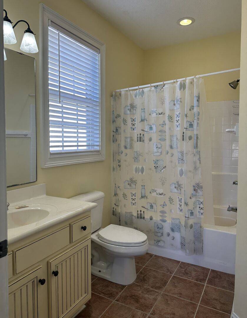 Ensuite Bathroom - Tub/Shower Combo Ensuite Bathroom - Tub/Shower Combo
