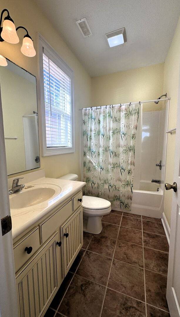 Ensuite Bathroom - Tub/Shower Combo Ensuite Bathroom - Tub/Shower Combo