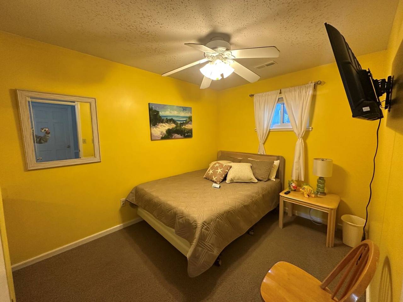 Bedroom 2 - 1 Queen Bed Bedroom 2 - 1 Queen Bed