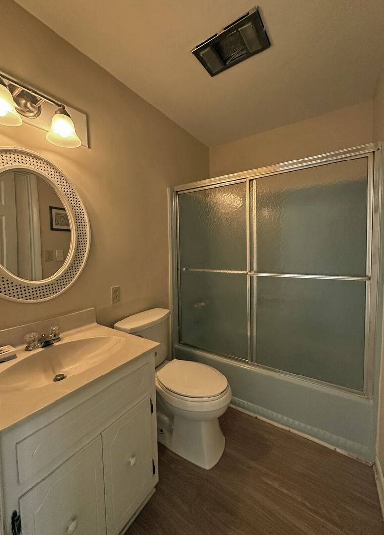 Hall Bathroom - Tub/Shower Combo (accessible from hall & bedroom 2) Hall Bathroom - Tub/Shower Combo (accessible from hall & bedroom 2)
