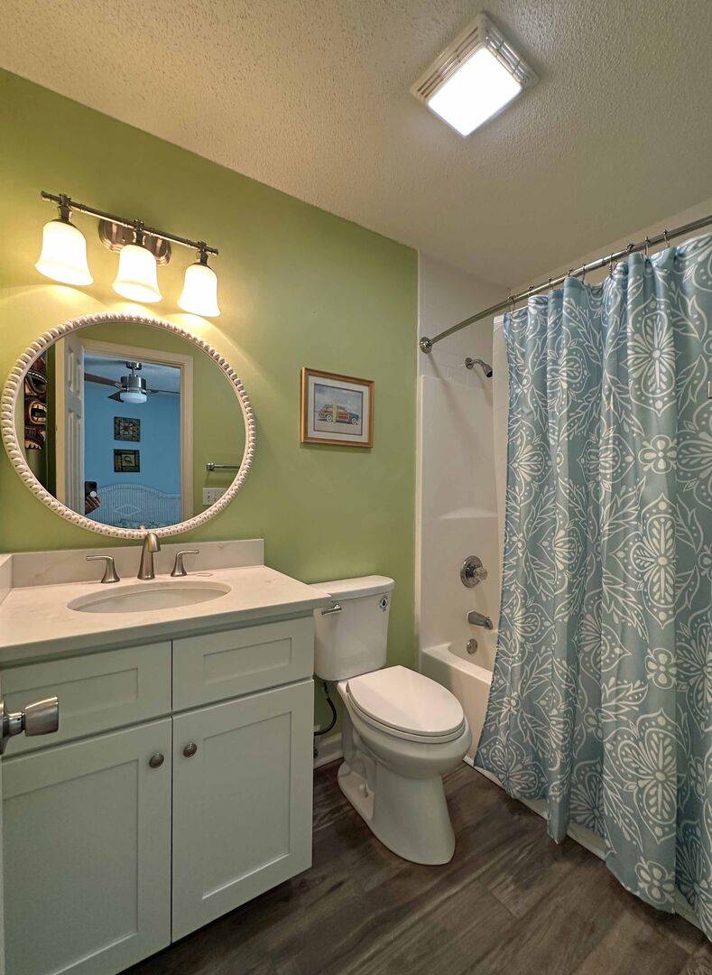 Ensuite Bathroom - Tub/Shower Combo Ensuite Bathroom - Tub/Shower Combo