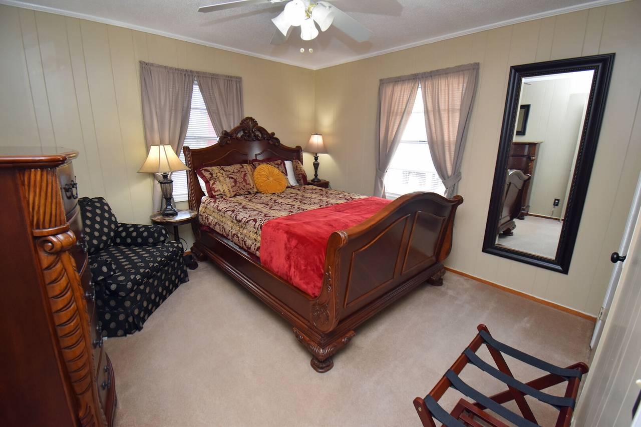 Bedroom 2 Up - 1 Queen Bed Bedroom 2 Up - 1 Queen Bed
