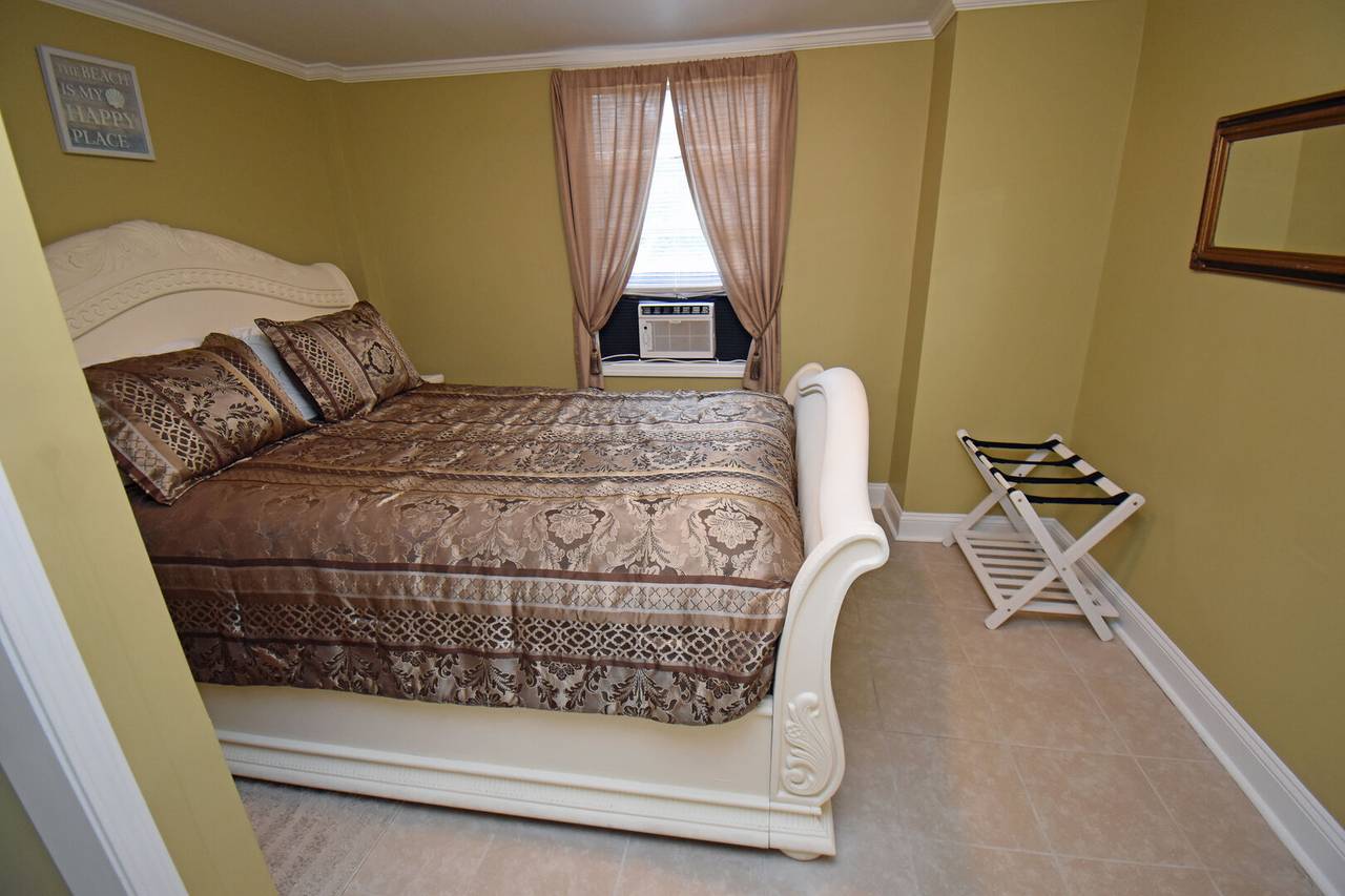Bedroom 4 Down - 1 Queen Bed Bedroom 4 Down - 1 Queen Bed