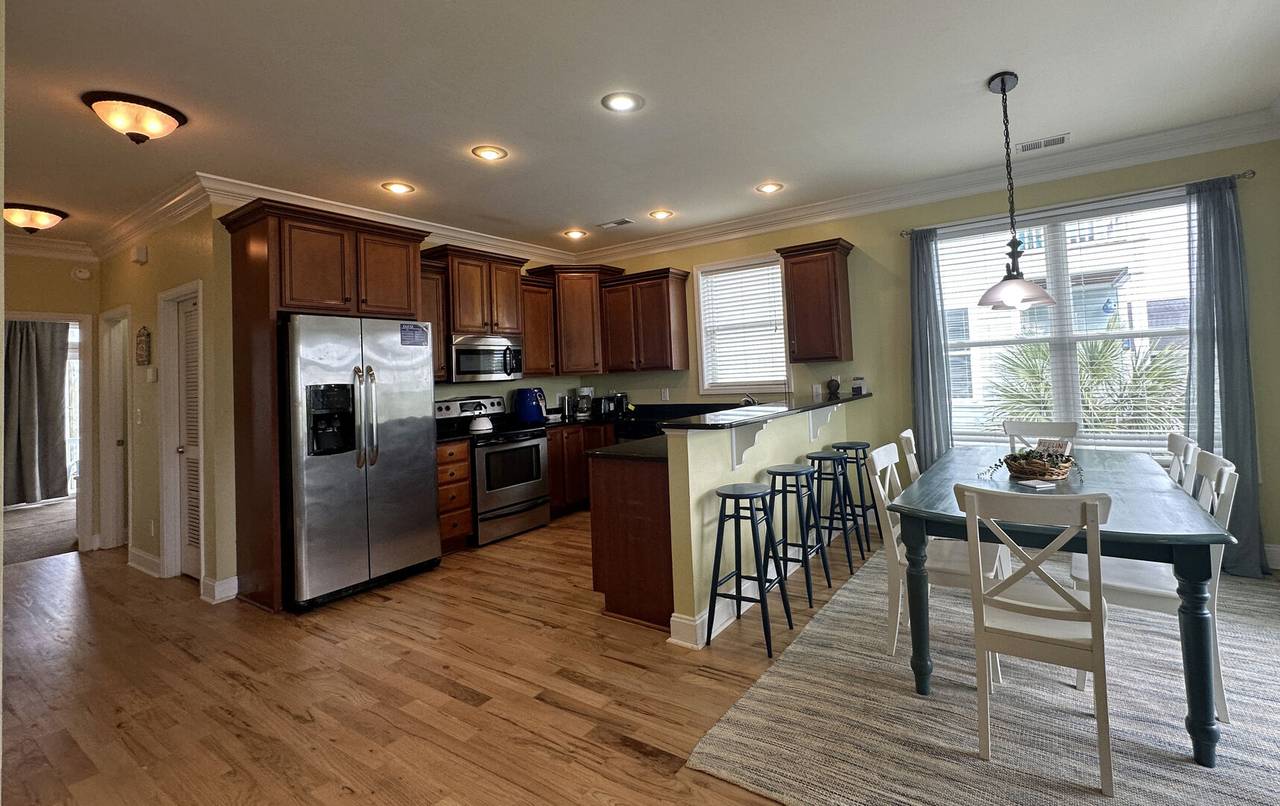 Spacious, Well Equipped Kitchen Spacious, Well Equipped Kitchen