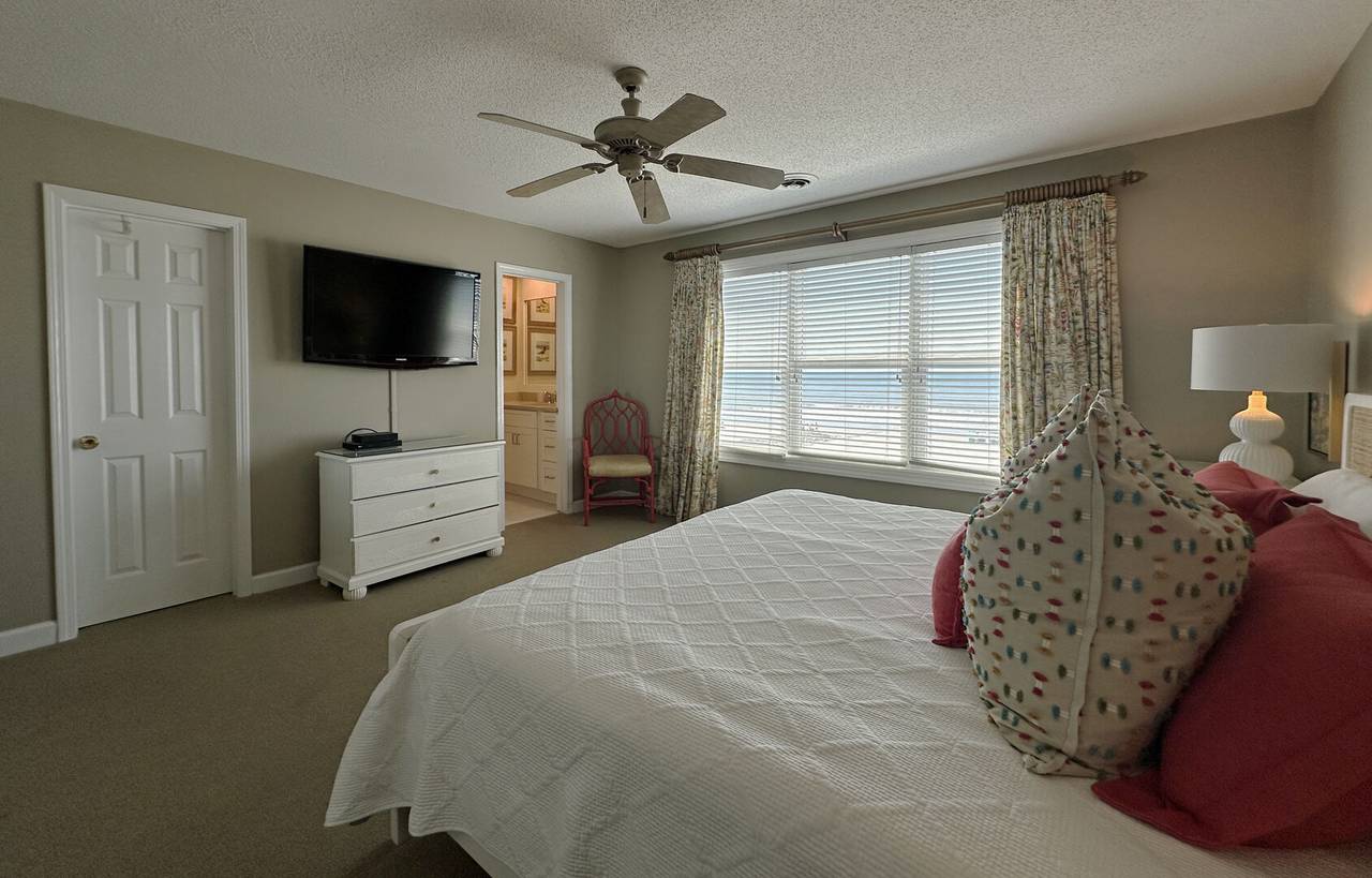 Bedroom 4 Up - King Bed Bedroom 4 Up - King Bed