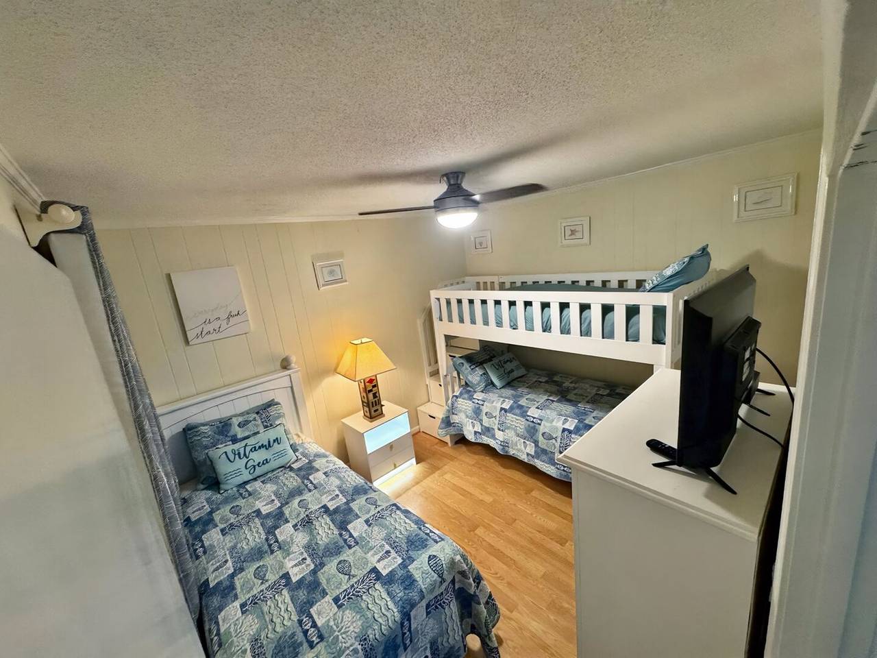 Bedroom 1 - Single Bunk plus 1 Twin Bed Bedroom 1 - Single Bunk plus 1 Twin Bed