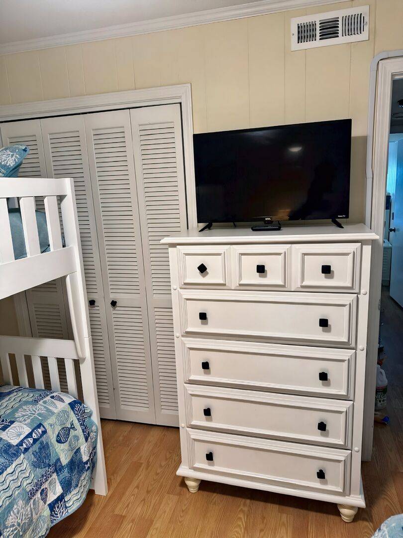 Bedroom 1 - Single Bunk plus 1 Twin Bed Bedroom 1 - Single Bunk plus 1 Twin Bed