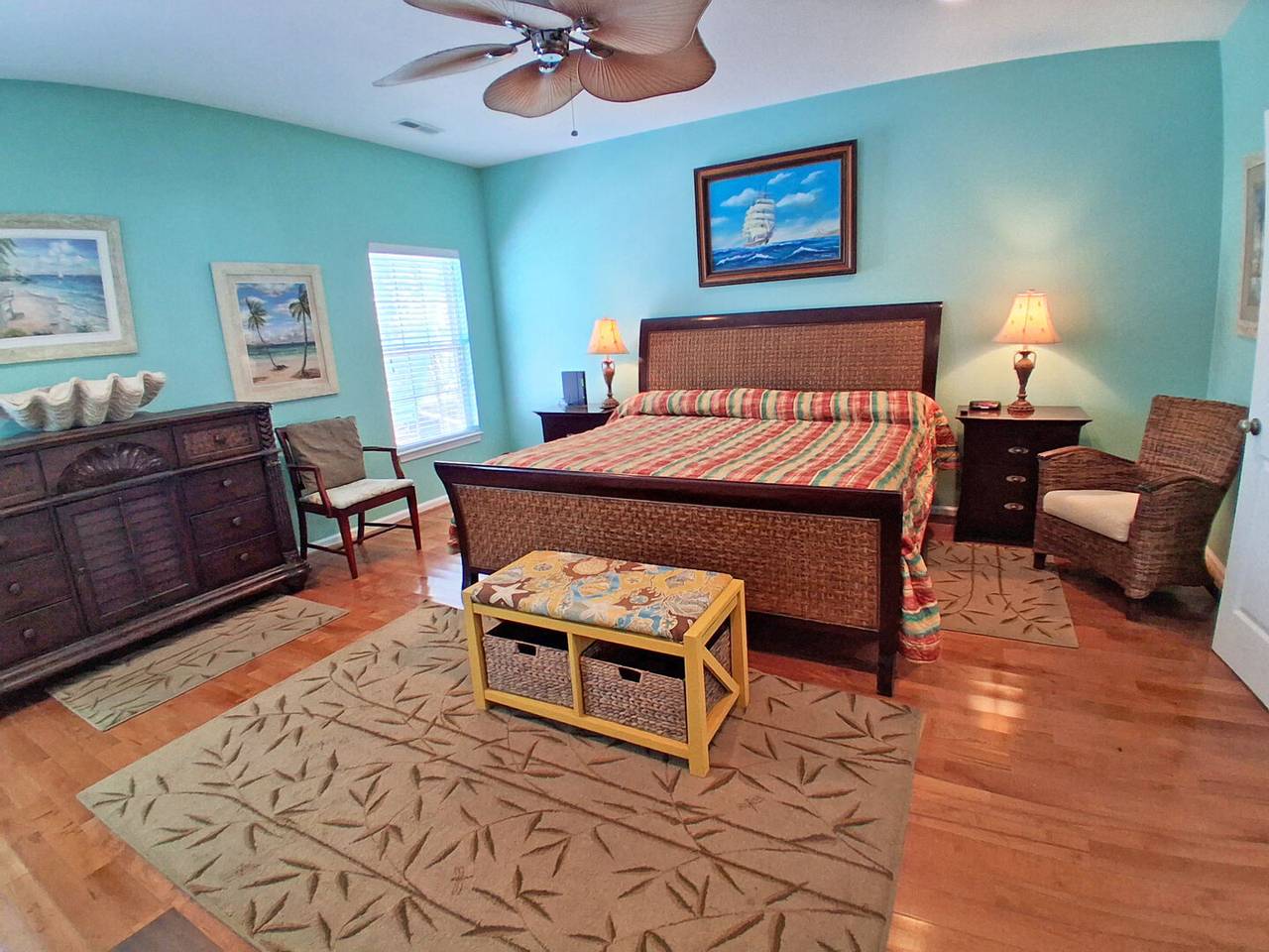 Bedroom 1 Down
1 King Bed Bedroom 1 Down
1 King Bed