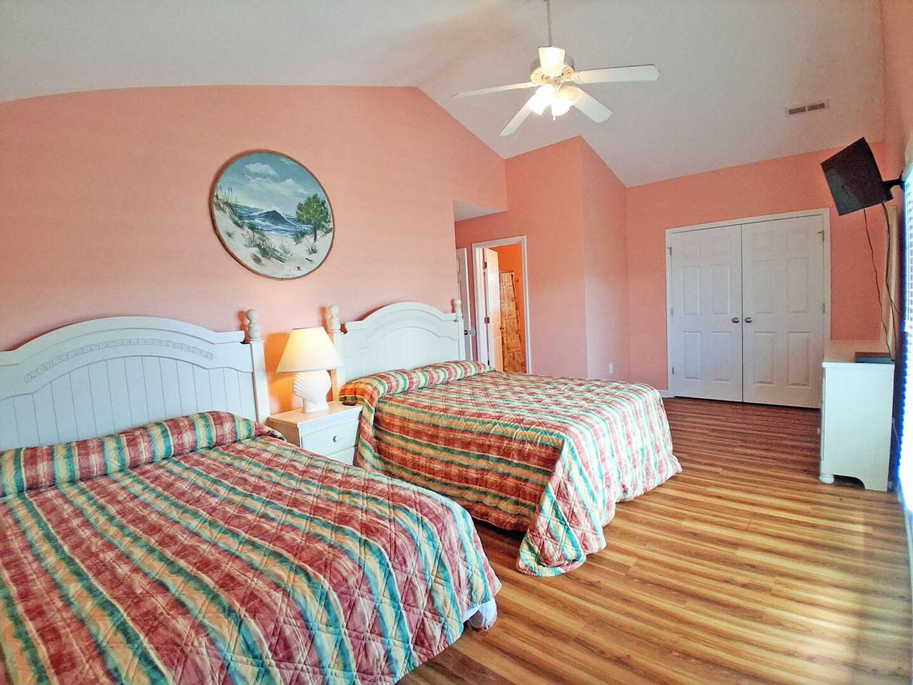 Bedroom 5 Upstairs
2 Queen Beds Bedroom 5 Upstairs
2 Queen Beds