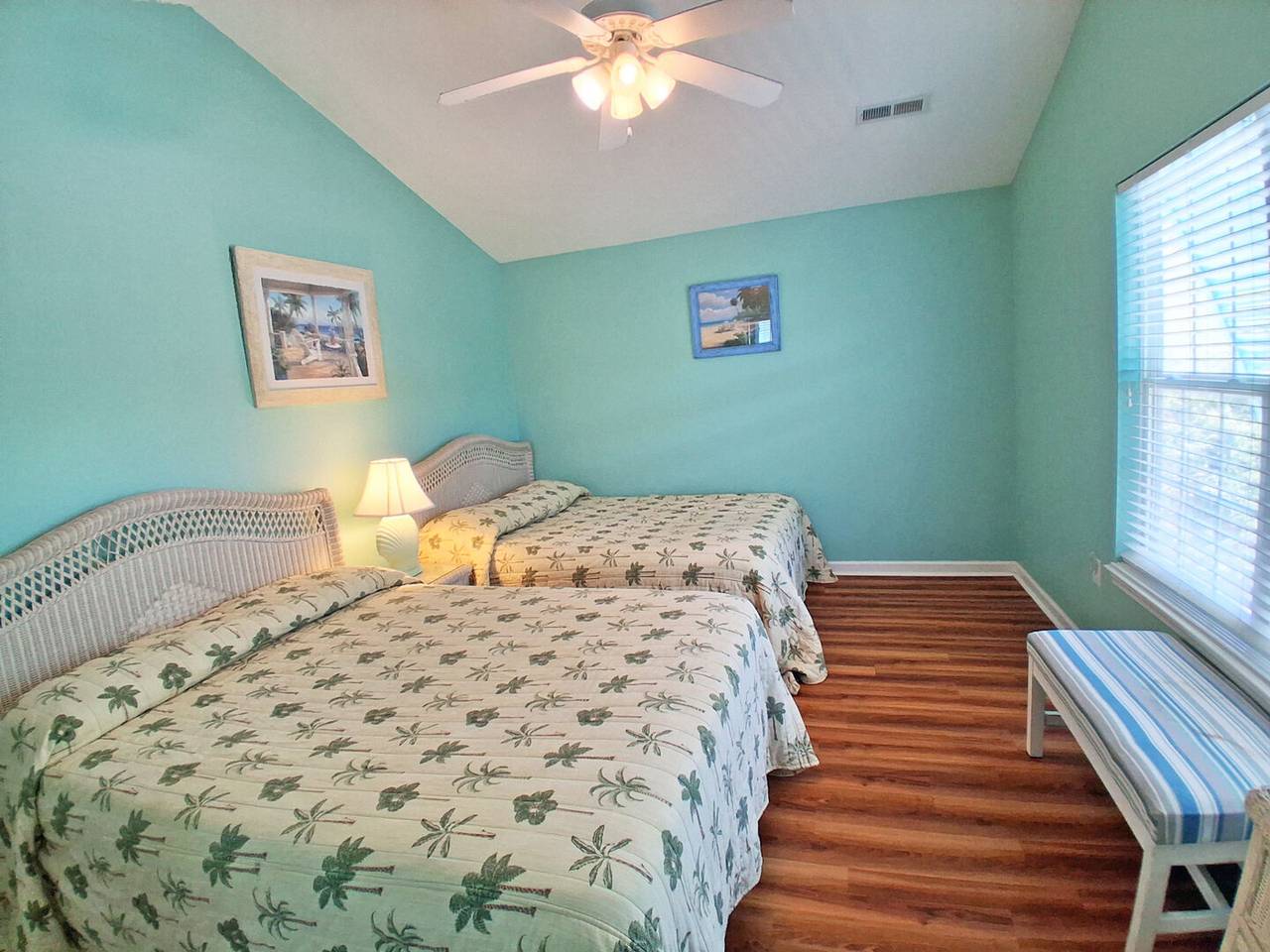 Bedroom 2 Upstairs
2 Queen Beds Bedroom 2 Upstairs
2 Queen Beds