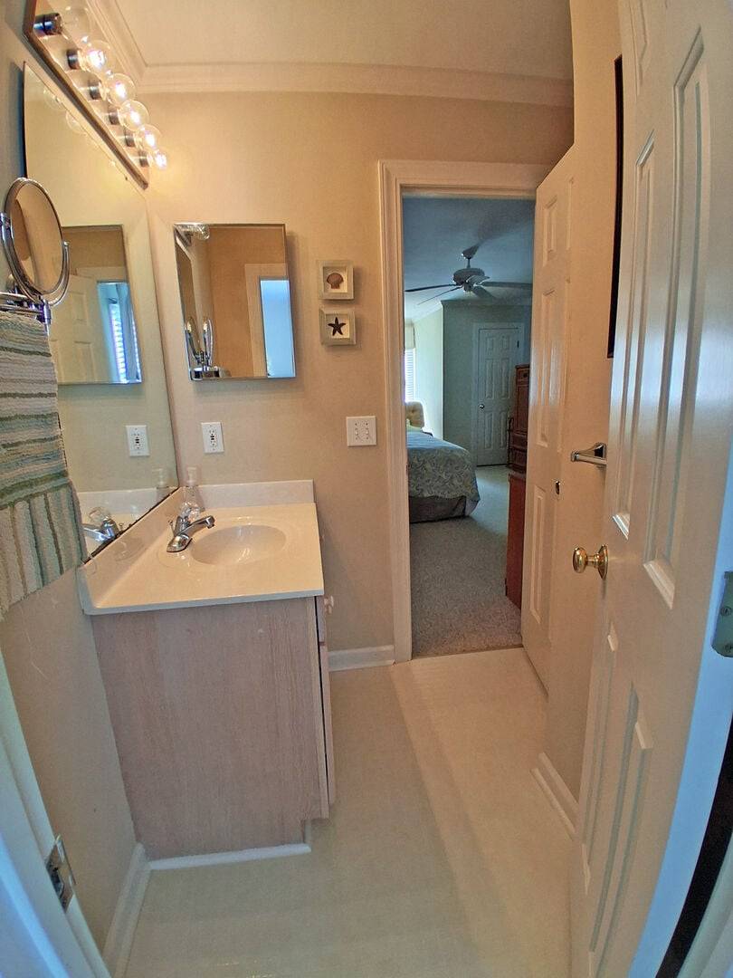 Jack And Jill Between Bedrooms 4 & 5 Jack And Jill Between Bedrooms 4 & 5