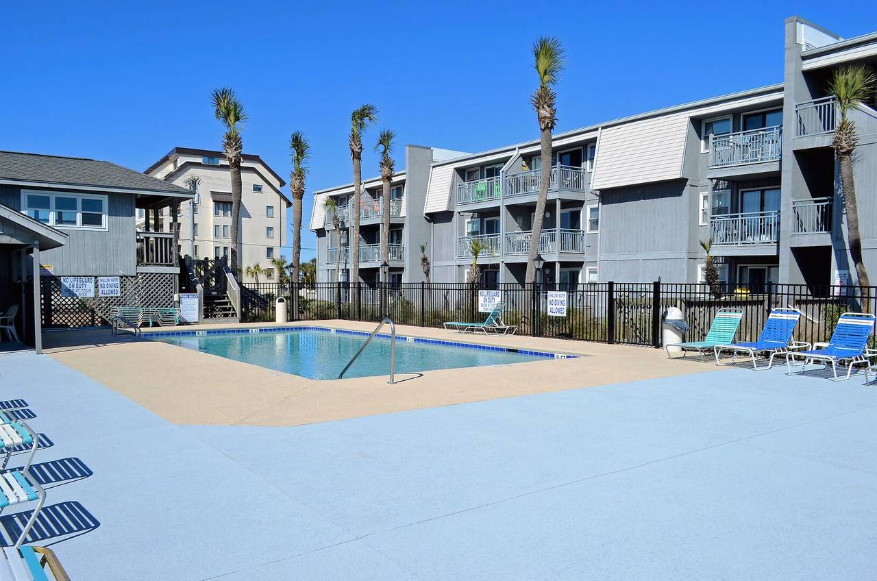 Large Pool Deck - Space to Spread Out Large Pool Deck - Space to Spread Out