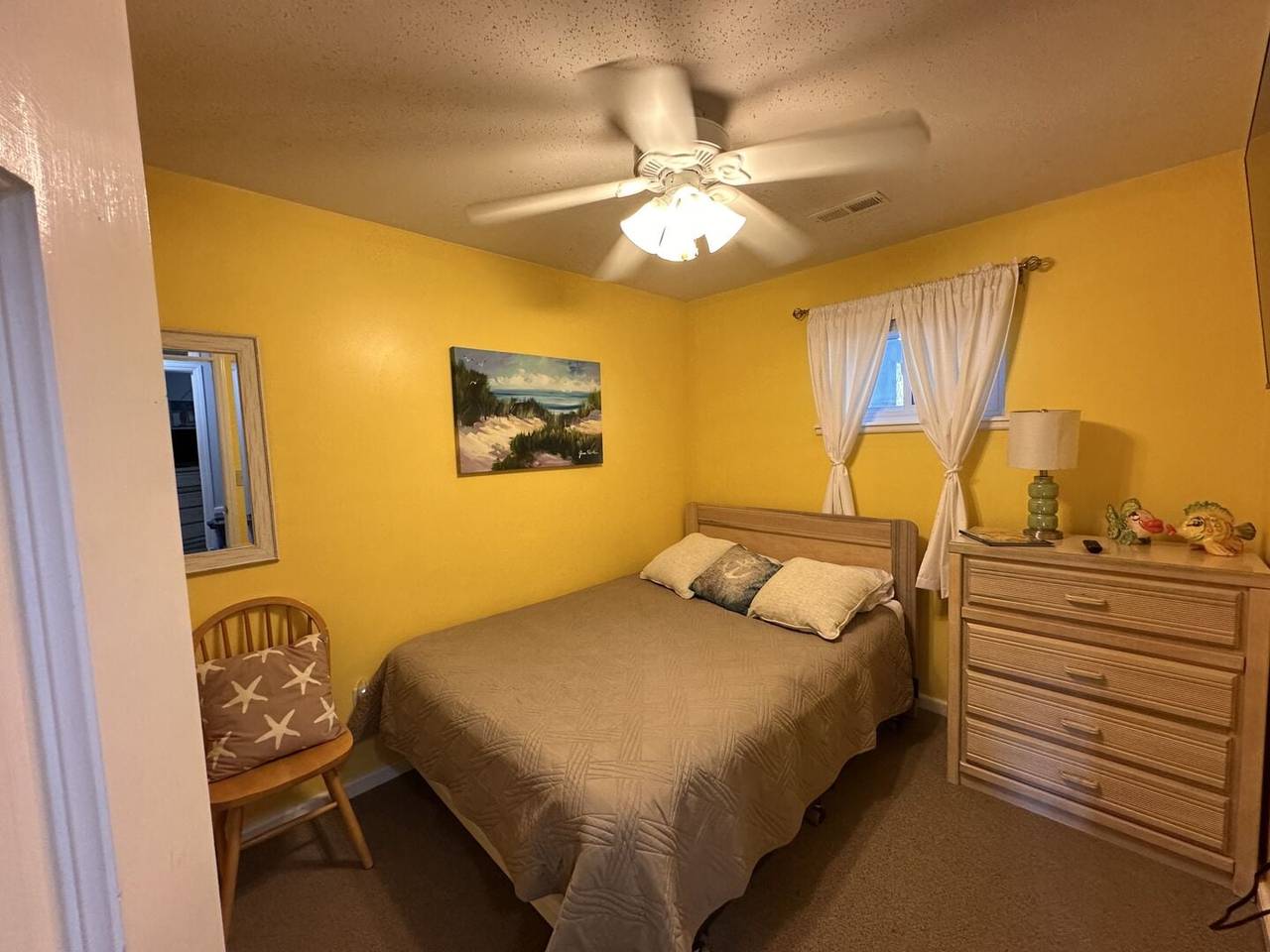Bedroom 2 - 1 Queen Bed Bedroom 2 - 1 Queen Bed