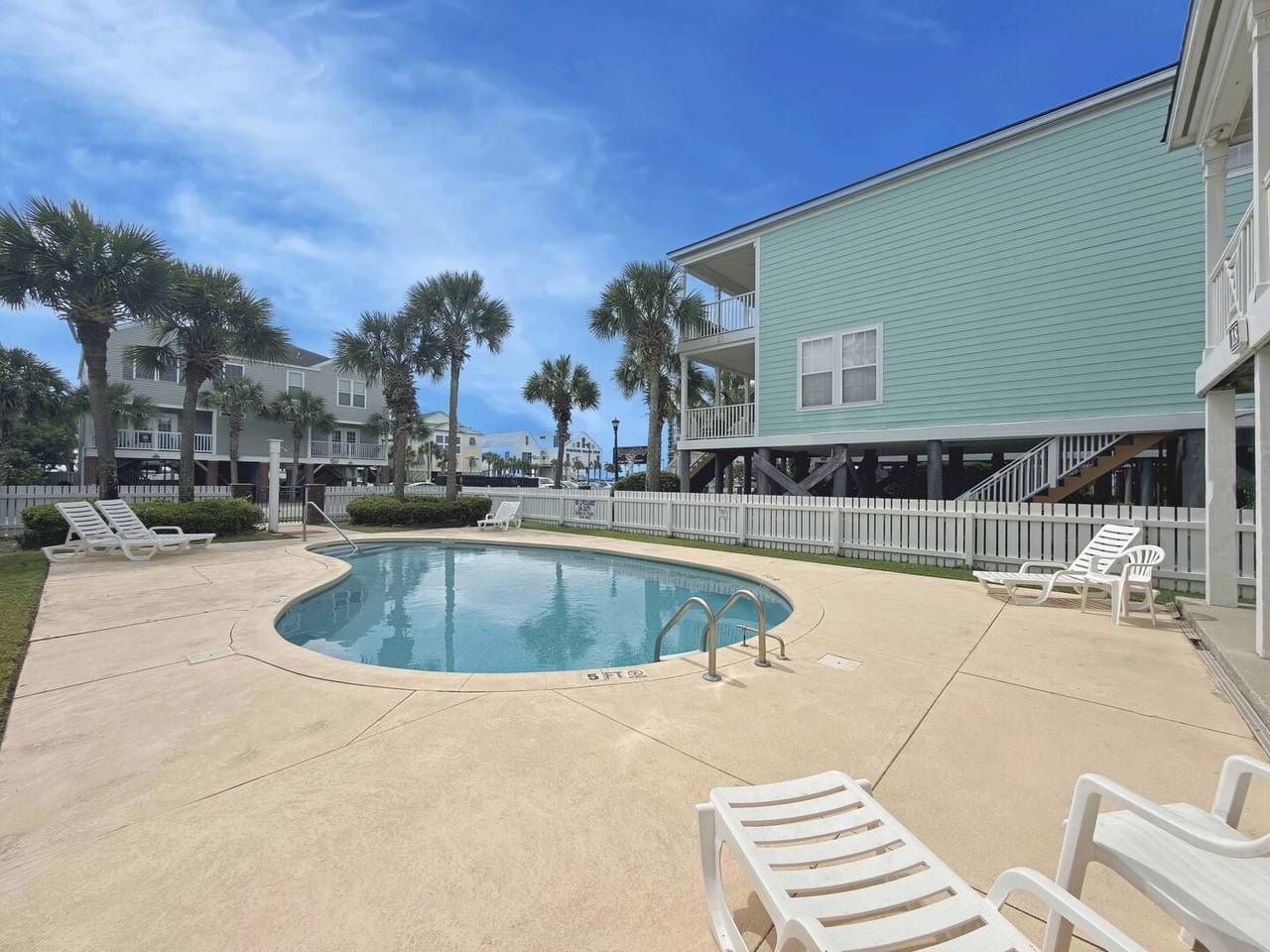 Complex Pool (approximately 30ft x 16ft) Complex Pool (approximately 30ft x 16ft)