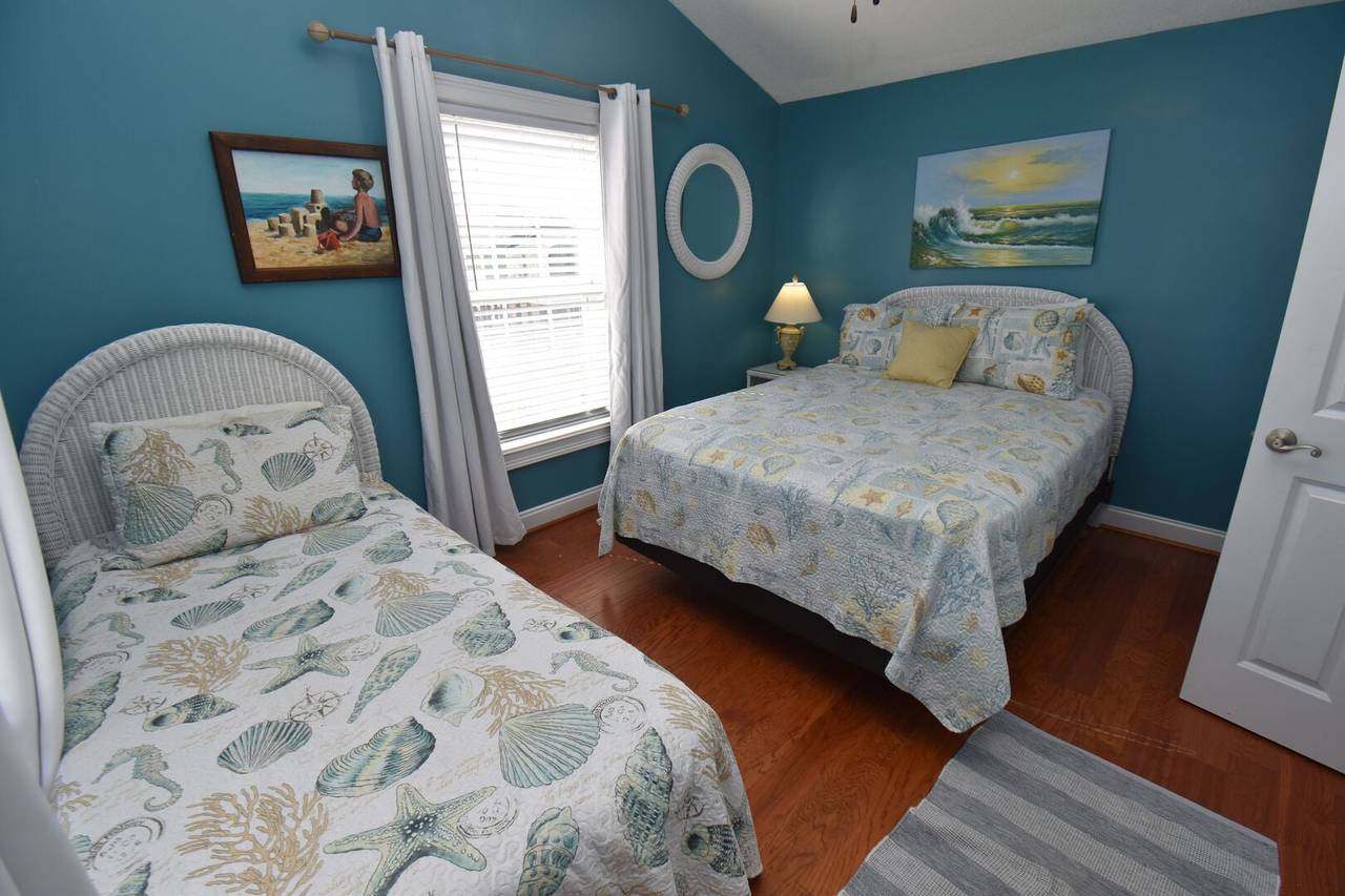 Bedroom 3 (Q,S) - Up Streetside Bedroom 3 (Q,S) - Up Streetside