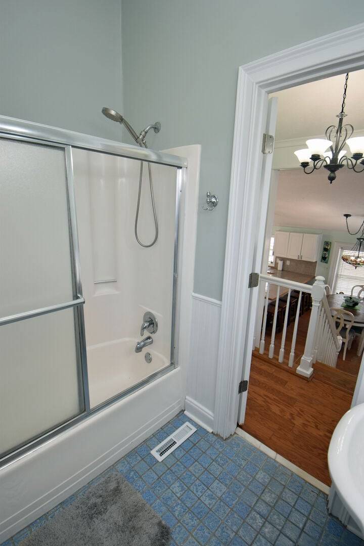With Tub/Shower Combo With Tub/Shower Combo