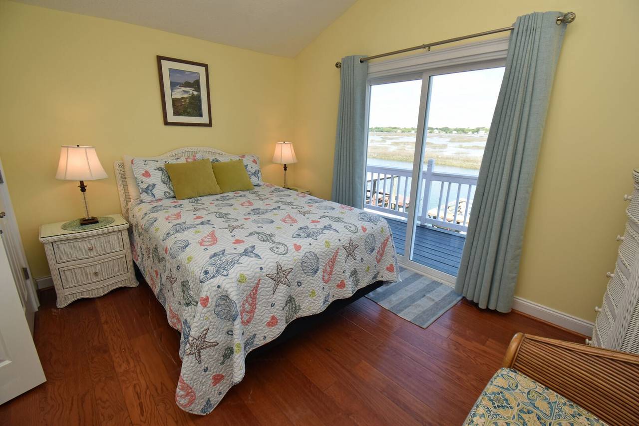 Bedroom 4 (Q) - Up Canalside Bedroom 4 (Q) - Up Canalside