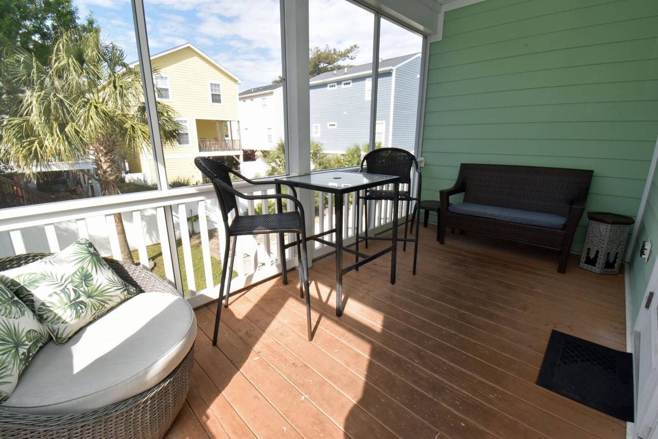 Screened In Porch Overlooking Pool Screened In Porch Overlooking Pool