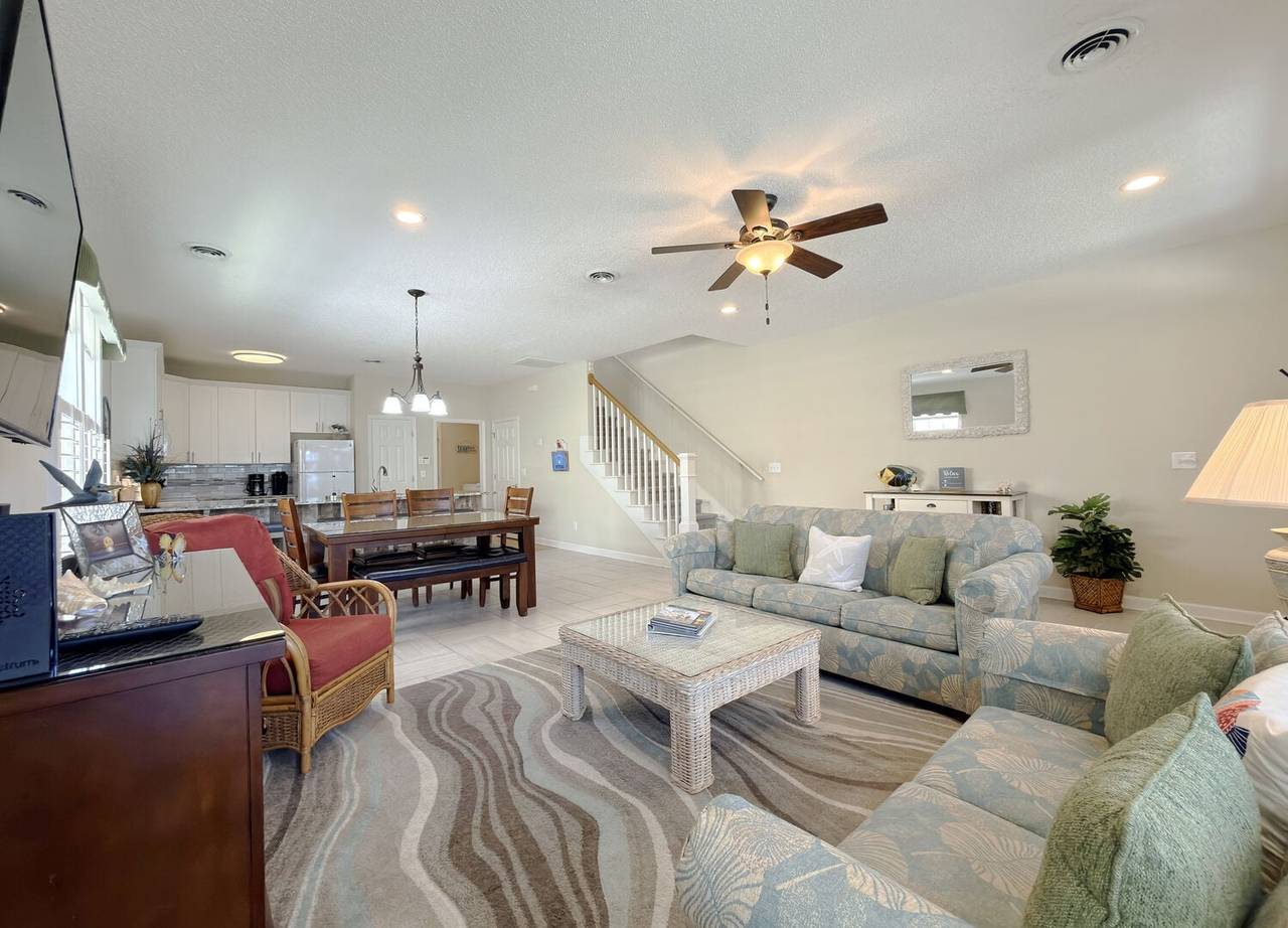 Sleeper Sofa (sleeps 8) Sleeper Sofa (sleeps 8)