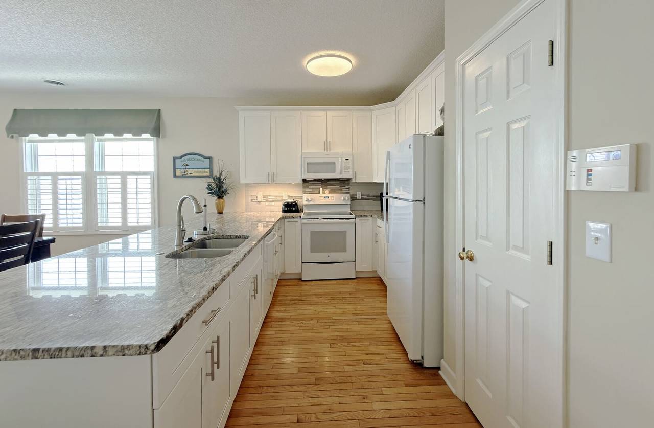 Roomy Kitchen Roomy Kitchen