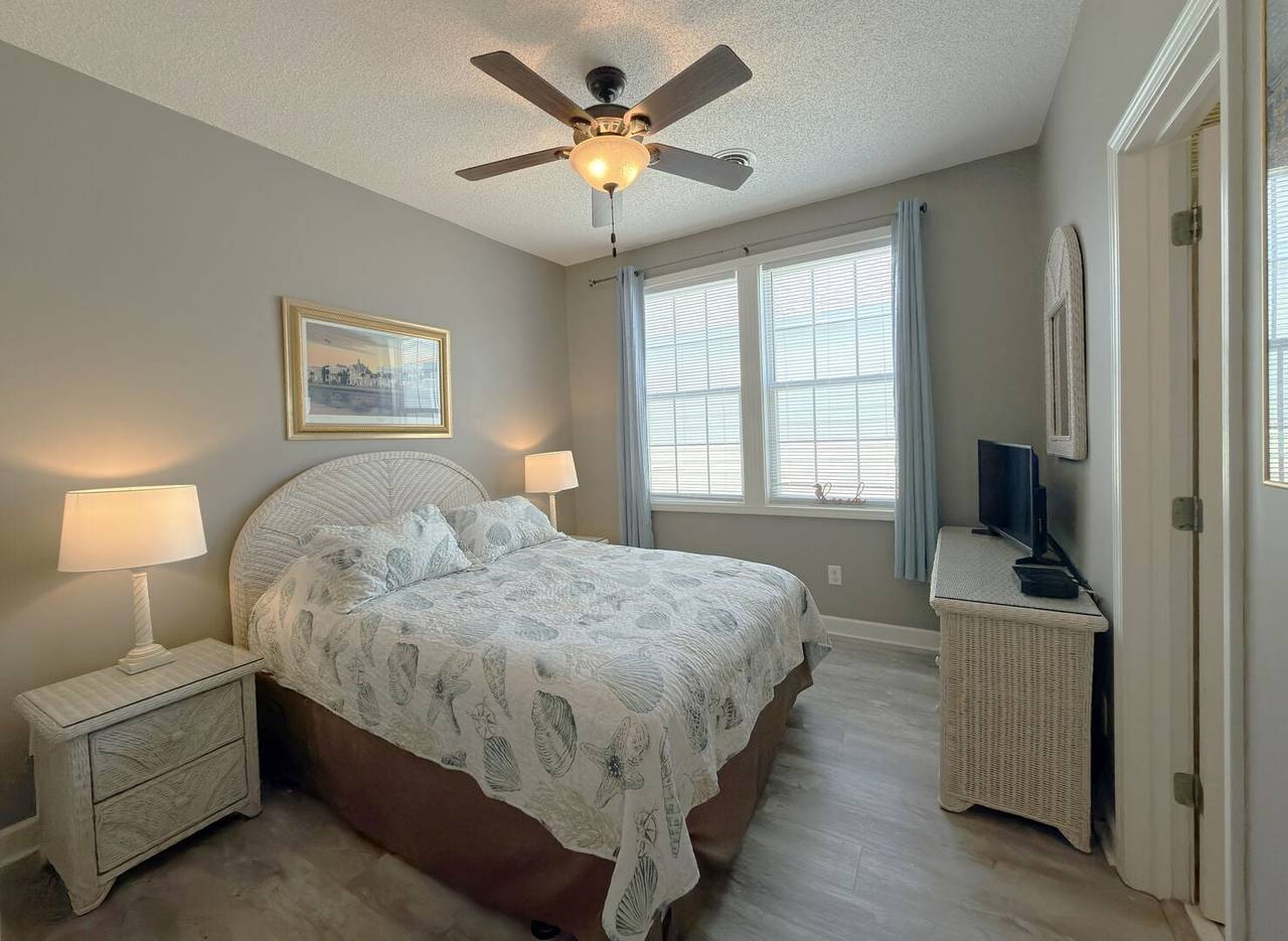 Bedroom 2 - Queen Bedroom 2 - Queen